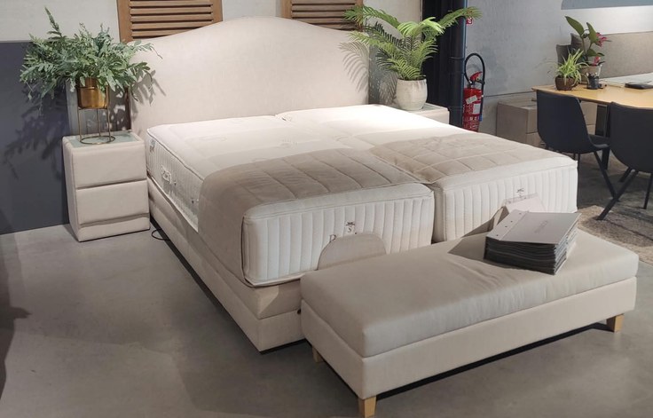 Styldecor Electrobox 25 boxspringset 180 x 200 cm met hoofdbord Versailles XV, nachttafel Astra en bedbank Mono in de toonzaal van Cornelis Bedding Dendermonde