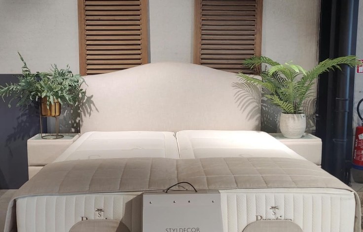 Vooraanzicht van de Styldecor Electrobox 25 boxspring 180 x 200 cm met hoofdbord Versailles XV en twee nachttafels Astra