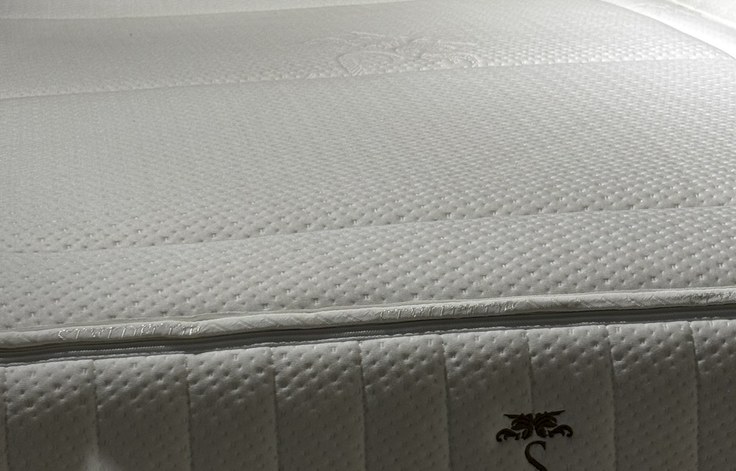 Detail van de capitonnering en het Prestige 3000 logo op de matrastijk