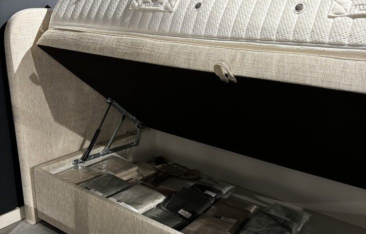 De zijlings opengaande bergruimte onder het ligvlak van de Styldecor Deluxe storage box