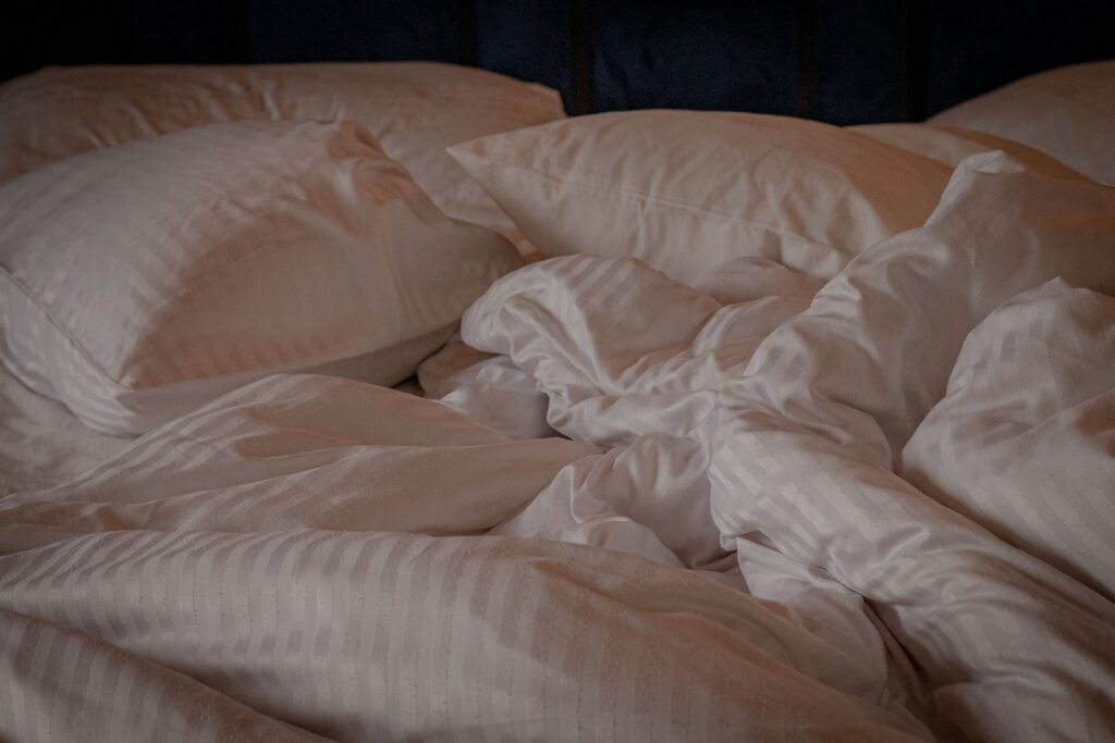 Dekbed en hoofdkussens met gestreept wit beddengoed