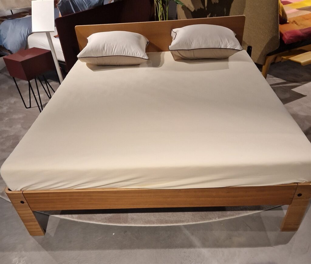 Auping Auronde bed 180×200 in Natural Walnut - outlet Cornelis Bedding Gent